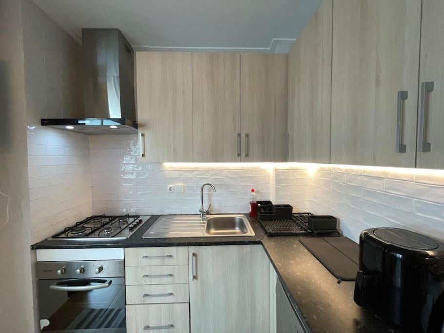 Quarto De Casal Close To Lisbon Flat Equipado Almada Exterior photo