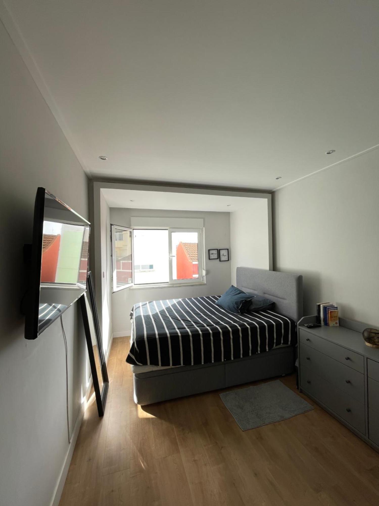 Quarto De Casal Close To Lisbon Flat Equipado Almada Room photo